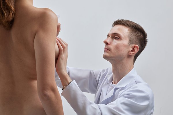 Hypotrophie mammaire : comprendre et surmonter les défis